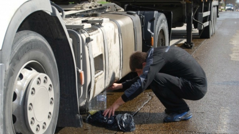 Разкриха извършител на кражба на дизел източен от румънски камион