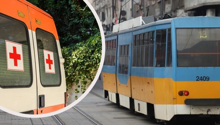 Възрастна жена беше затисната при качване в трамвай в София и влачена в продължение