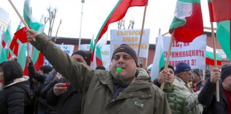 Фермери от цялата страна протестират пред сградата на Министерството на