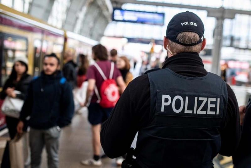 Германската полиция съобщи че провежда разследване след като мъж облечен