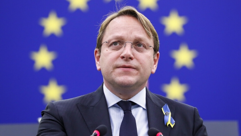 Еврокомисарят по разширяването Оливер Вархеи пристига на визита в България