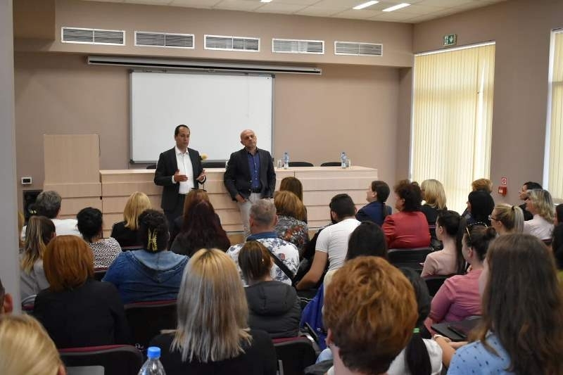 Хората на вашата възраст често са апатични към политиката но