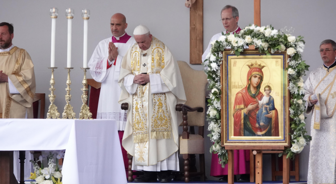 Светият отец се придвижваше изграда с папамобила и поздрави събралото