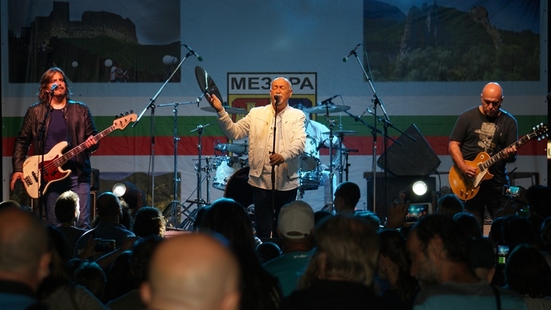 Легендарната рок група Сигнал зарадва жителите на Мездра за празника