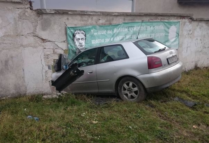 Лек автомобил Ауди с млад водач е атакувал тази нощ