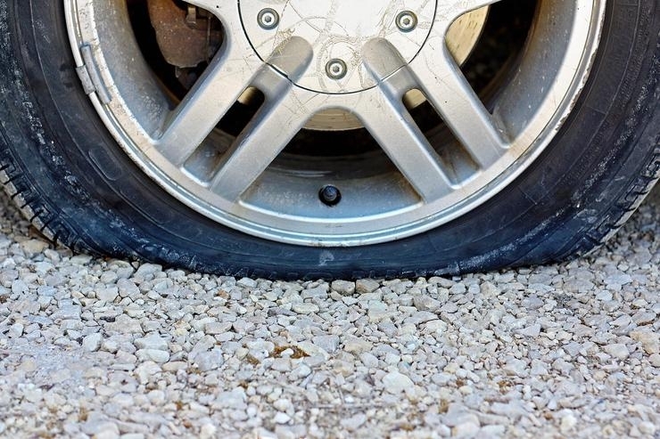 Със спукани гуми осъмна кола на общинско предпритие Паркинги и