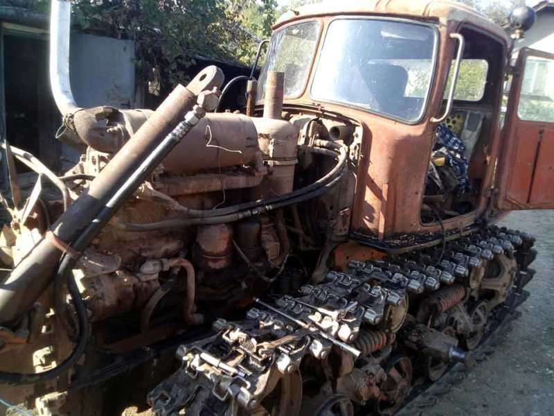 Бандити повредили трактор и откраднали лични вещи от него в