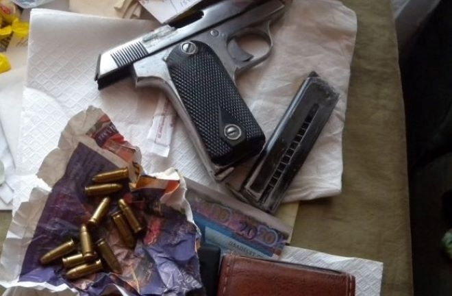 Намериха незаконно оръжие монети и алкохол от къща във Врачанско