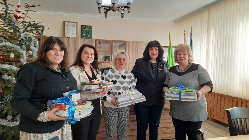 Община Берковица предостави подаръци – образователни игри книги и учебни