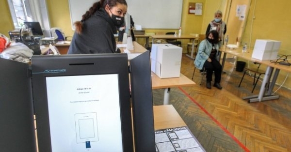 Десноцентристката партия ГЕРБ на бившия премиер Бойко Борисов печели най много