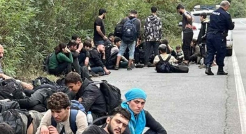 Заловиха група от 50 мигранти на главен път до село