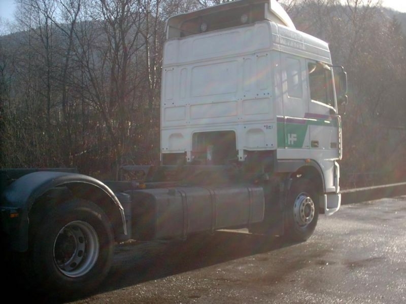 ТИР се е завъртял и е разпилял товара си на