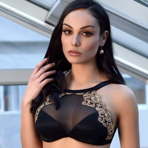 Един от най вървежните родни фотомодели казанлъчанката Боряна Назарова чийто