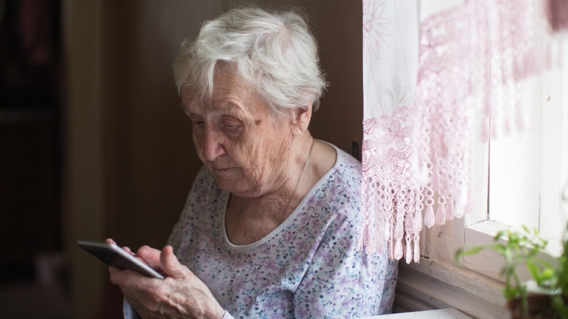 Задържаха 75 годишна жена за телефонни измами Тя е заловена в