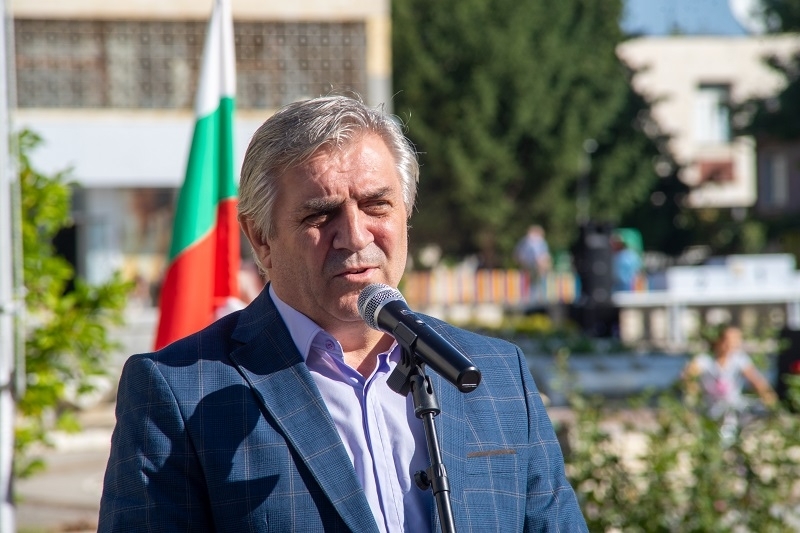 Кметът на Мездра Иван Аспарухов поздрави учителите по случай днешния