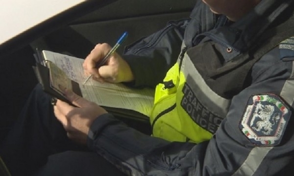 Полицейски служители са хванали пиян мъж без книжка зад волана