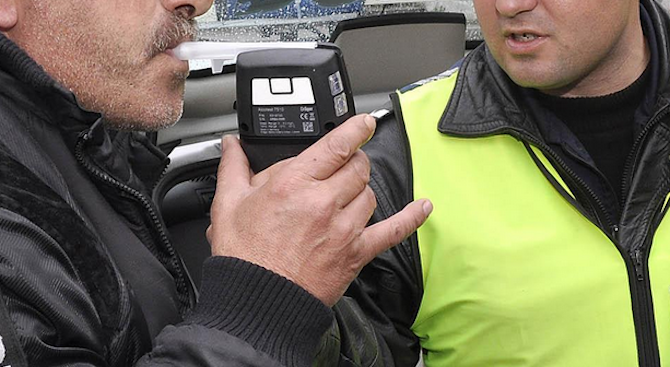 Полицаи хванали пиян възрастен мъж зад волана във врачанско село