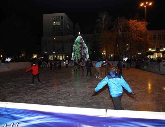 Кметът на Монтана Златко Живков снощи запали светлините на Коледната
