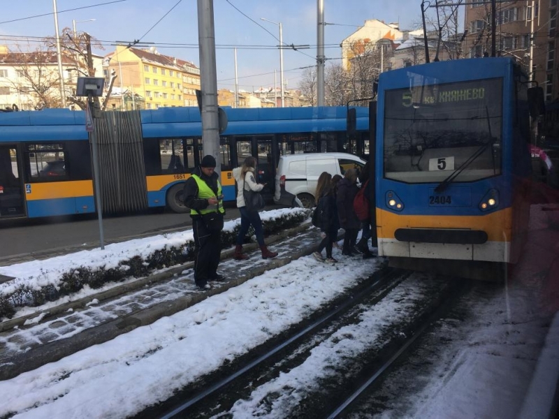 Кола се заби в трамвай на кръговото кръстовище при Руски паметник /снимка/
