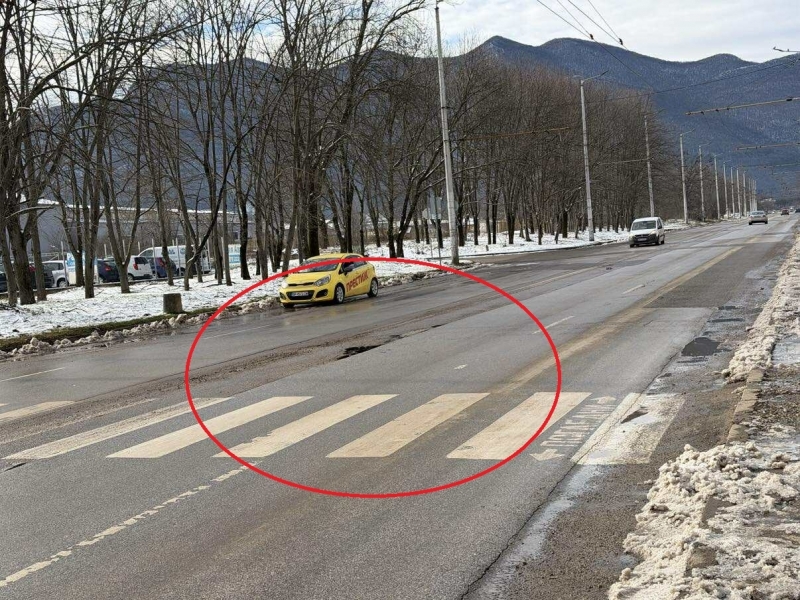 Редица коли са потрошени заради огромни дупки зейнали по едни