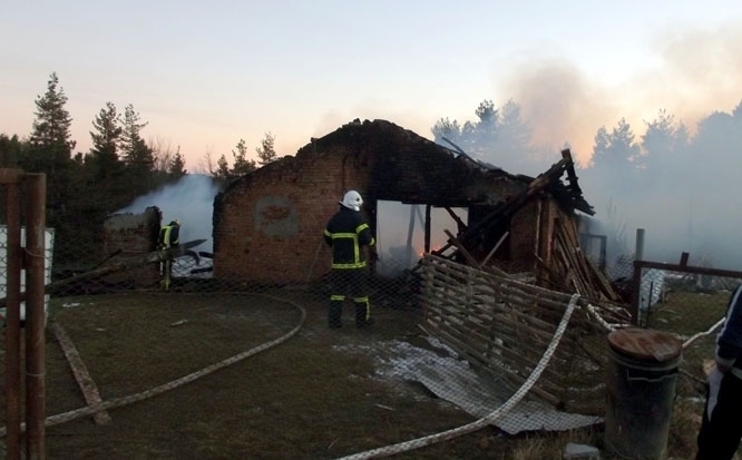 Пожар изпепели кошара за животни в монтанското село Лехчево съобщиха