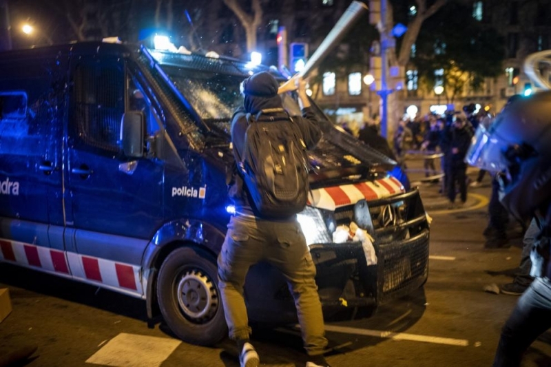 Испанската полиция използва сълзотворен газ гумени куршуми и светошумови гранати