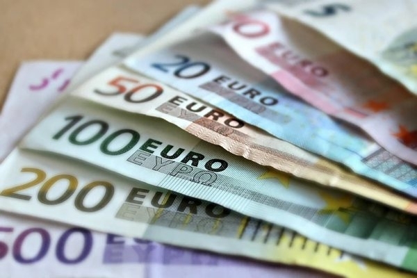 Еврото отстъпи до най-ниския курс спрямо долара от края на юли