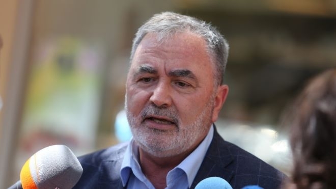 Държавният здравен инспектор доц д р Ангел Кунчев оценява че пикът