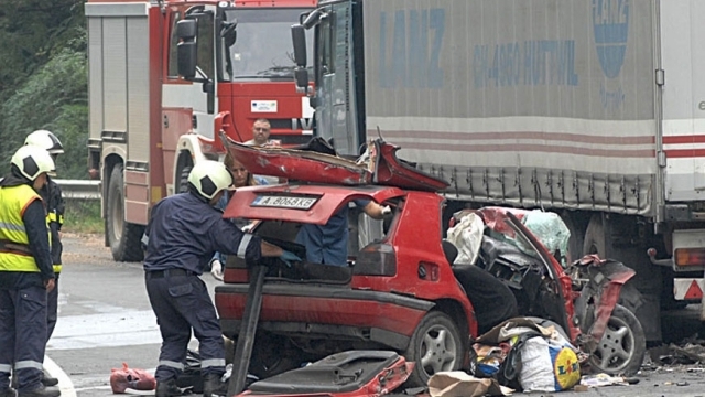 Тежък пътен инцидент затвори главен път І 6 в района на