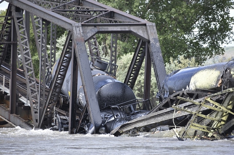 Мост в Монтана се срути в река Йелоустоун повличайки влак