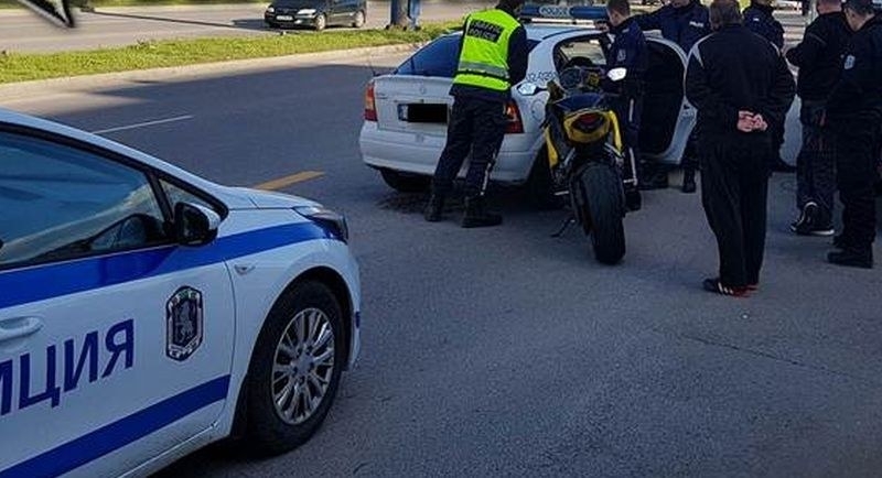 Заловиха дрогиран моторист във Враца, съобщиха от МВР. Случката е