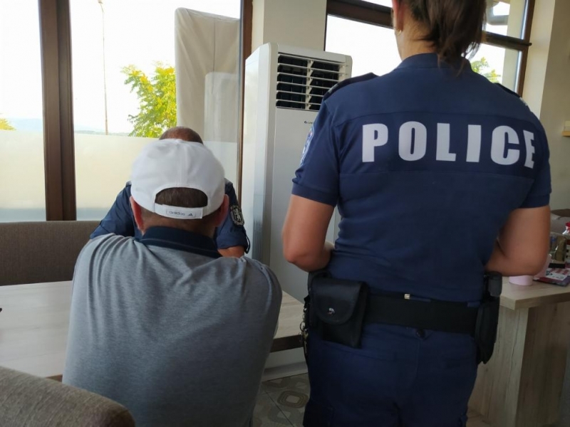 Трима извършители на измами и техен помагач са задържани след