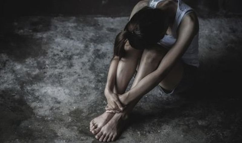 Арест за мъж, обвинен в грабеж на 10 лв. и блудство с 14-годишно момиче