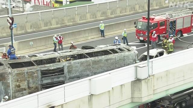 Автобус се преобърна и се запали на магистрала в Япония