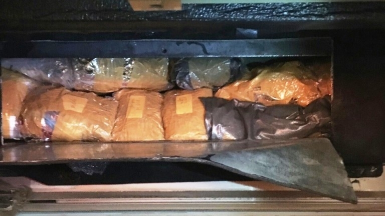 Близо 4 кг контрабандно злато откриха в тайник на автобус