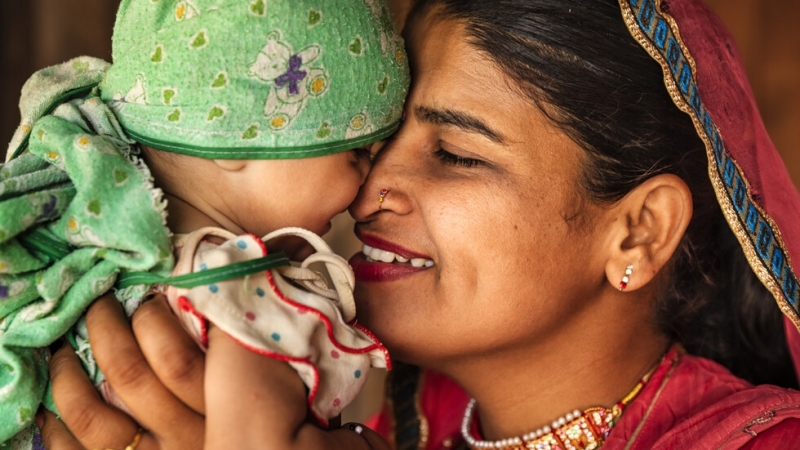 Двойка спаси бебе в Индия погребано живо в глинен съд