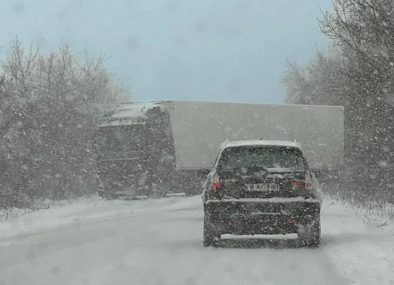 ТИР се завъртя и блокира движението по Е 79 между