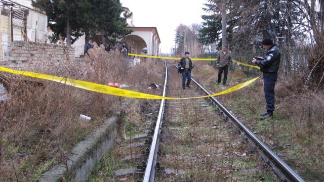 Момиче се хвърли пред влак и загина на място