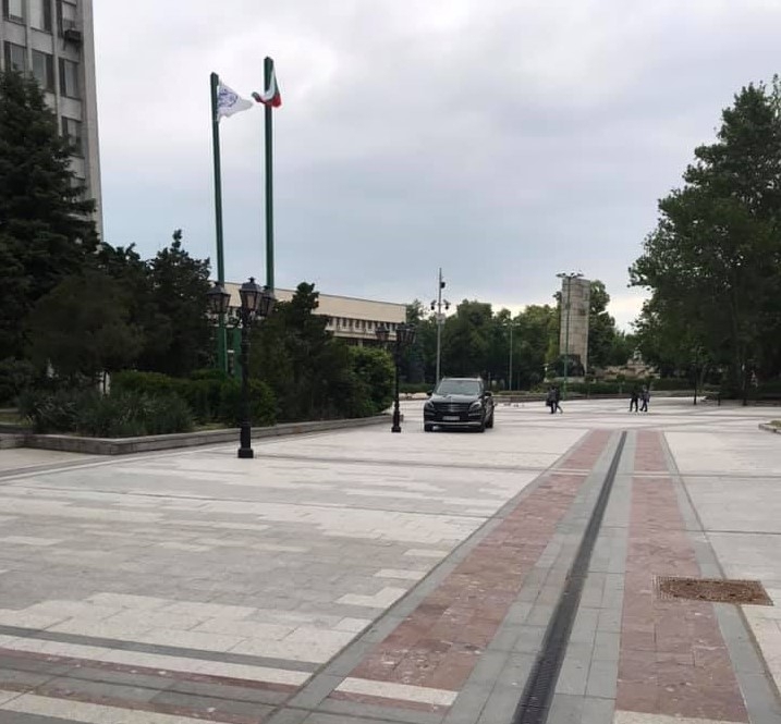 Шофьор с Мерцедес постави нов рекорд по безумно паркиране в