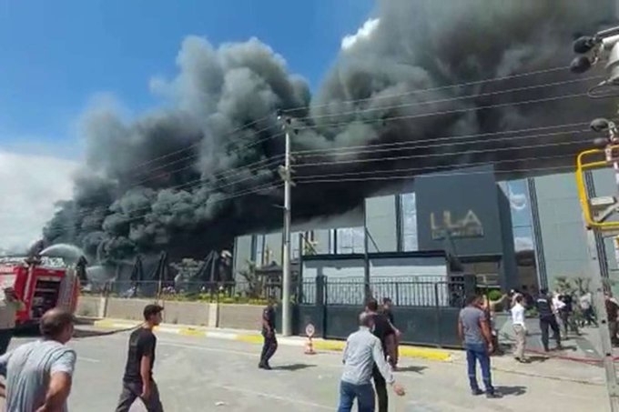 Най-малко десет души пострадаха днес при пожар във фабрика за
