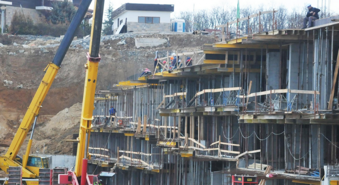 Кръчмари застроиха крайбрежните скали в стария Созопол и смятат да