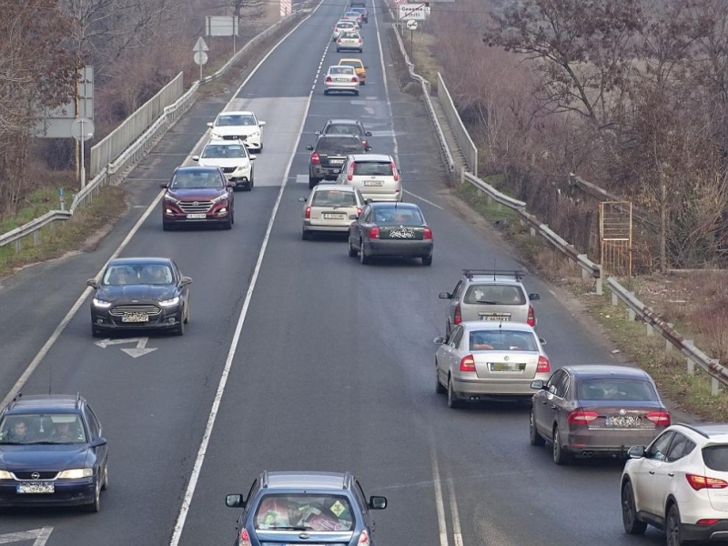 ОГРАНИЧЕНИЯ ЗА ТОВАРНИ АВТОМОБИЛИ Забранява се движението на моторни превозни