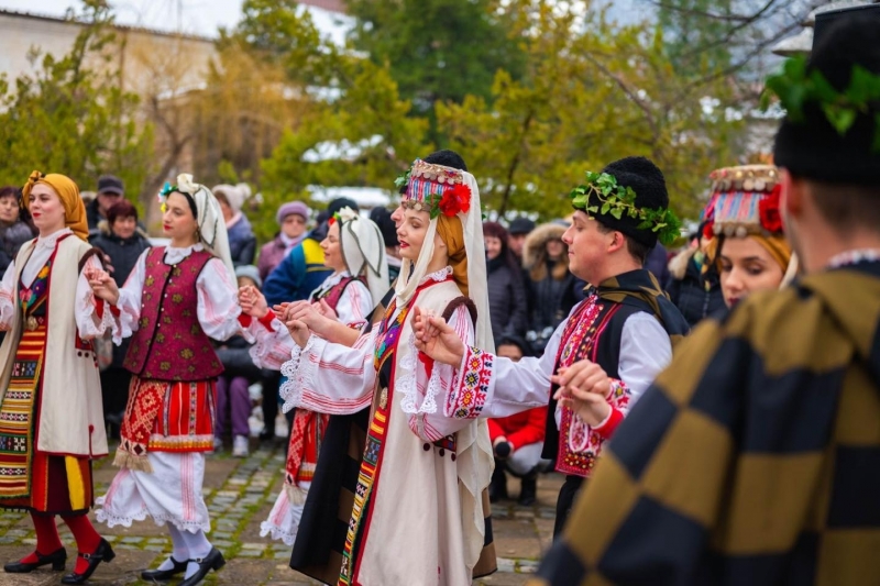 С веселие и народни хора жители и гости на Враца