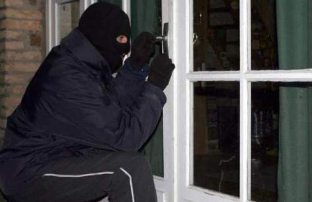 Полицията издирва апаш отарашил къща в Берковица Престъплението е извършено