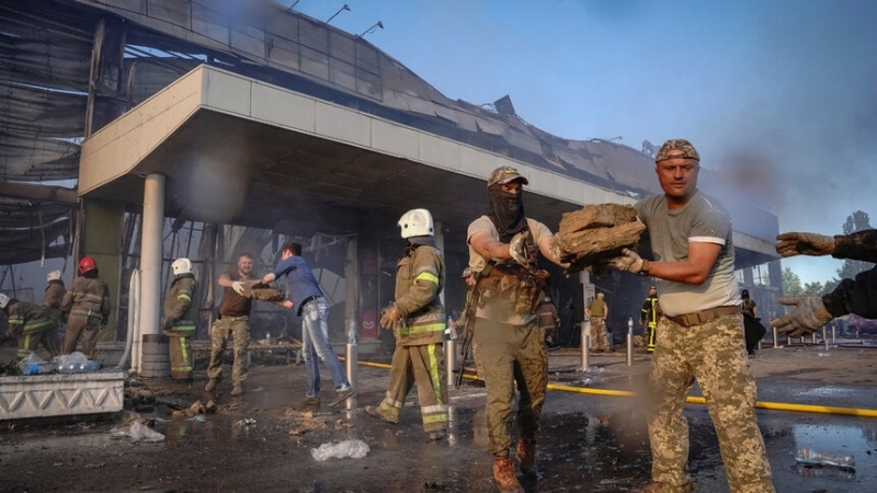 Десетки служители от украинските спасителни служби се опитваха вчера да