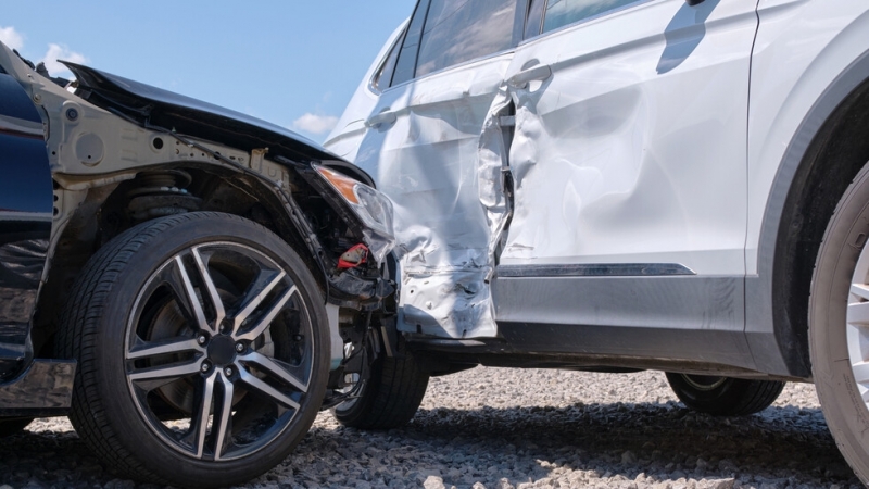 Трима мъже са откарани в болница след катастрофата между три