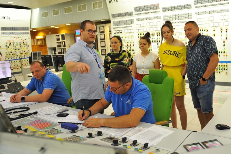 С много усмивки и настроение и сред посетителите и