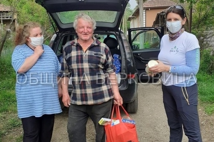 Добри сърца! Фондация „Ела и ти“ подкрепя нуждаещи се лица в община Берковица /снимки/