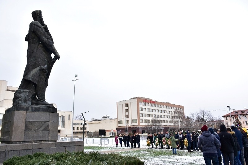 Пред паметника на Христо Ботев във Враца беше отбелязана 172 годишнината