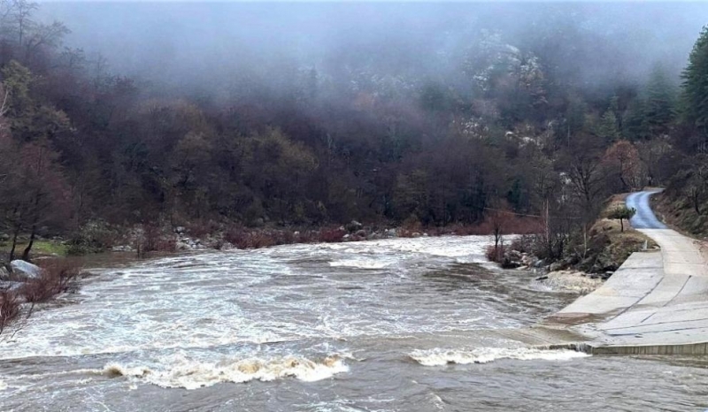 Залят мост над река Арда отново прекъсна единствената пътна връзка